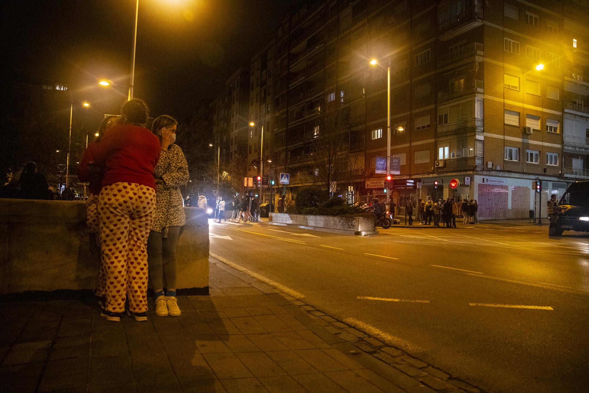 Cientos de granadinos salen a la calle a causa de los terremotos de esta noche - 7